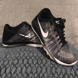 🎄Women’s size 6 NIKE TR6 FREE
